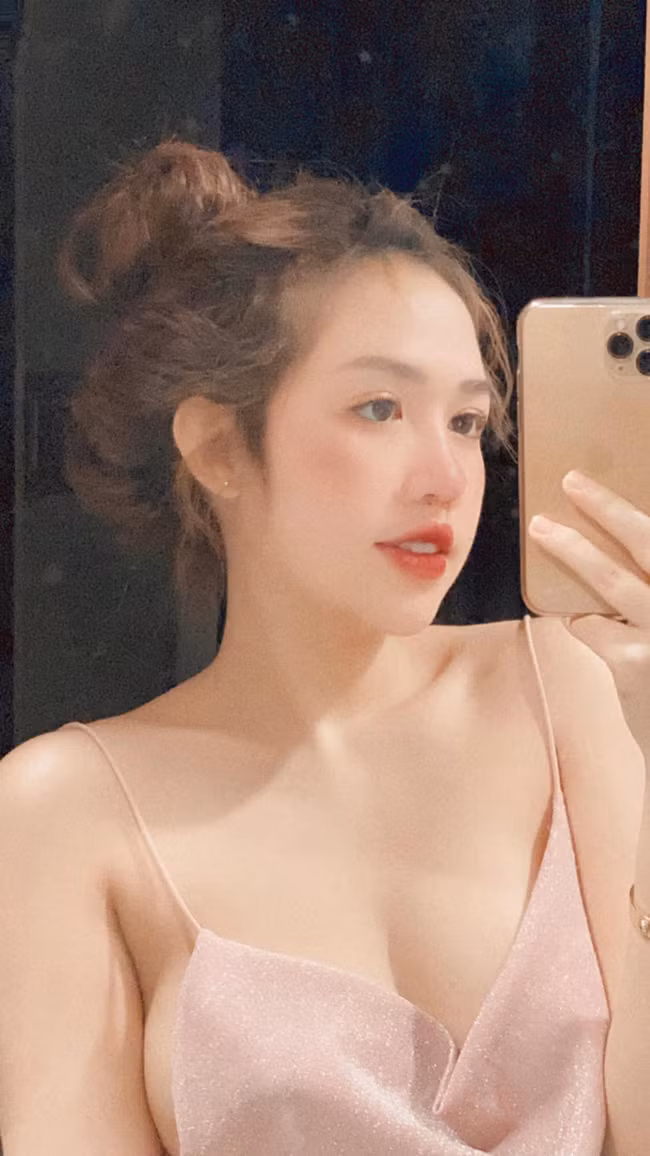 Tự miêu tả bản thân trong quá khứ, Trúc Quỳnh cho biết: "Mình không quá gầy hay quá béo nhưng nhìn mình rất buồn cười. Khuôn mặt không cân đối, răng thì khấp khểnh, mình còn có thời gian bị dị ứng, mặt nổi mẩn, trông rất tệ".