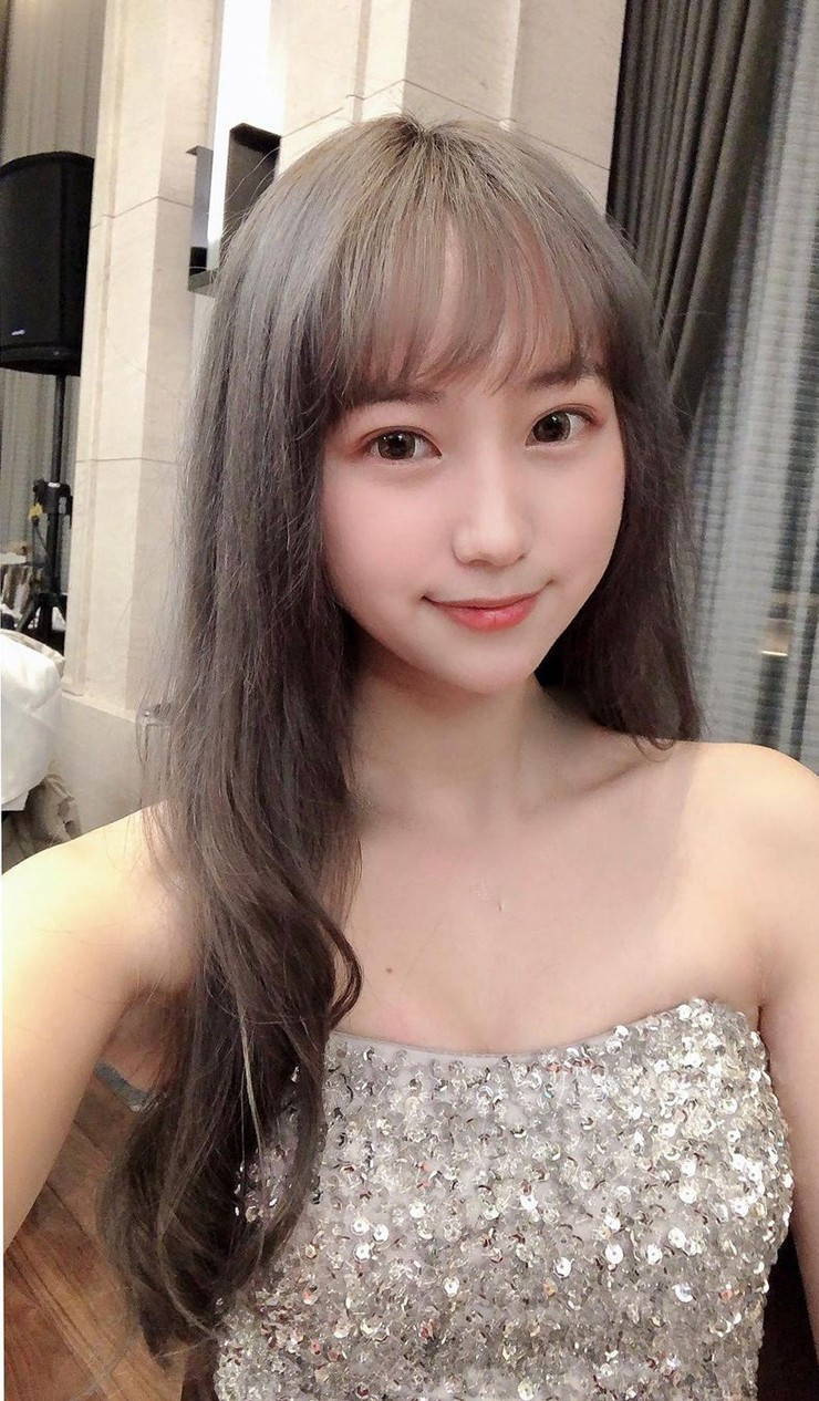 Không cần phải phấn son lộng lẫy, sự ngây thơ và tươi trẻ của Ân Ân nhận được rất nhiều lượt yêu thích từ cư dân mạng.