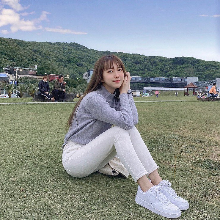 Ân Ân thường xuyên diện những bộ trang phục đơn giản nhưng lại tôn lên vóc dáng cân đối của mình.