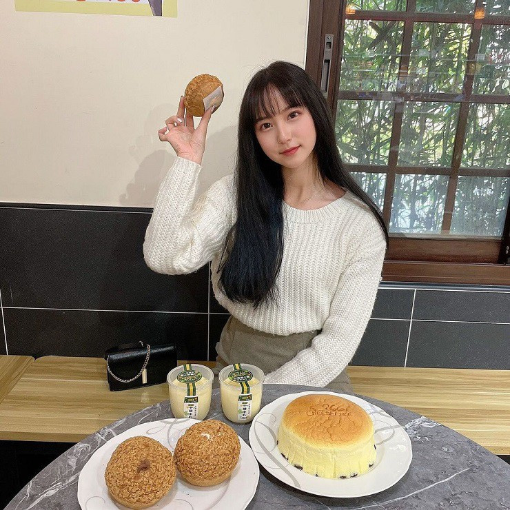 Ân Ân thường xuyên chia sẻ về cuộc sống hằng ngày của mình. Cô cho biết mình không quá chú trọng tới việc trang điểm, thường xuyên để mặt mộc và mặc quần áo thoải mái theo sở thích.