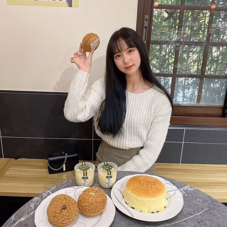 Ân Ân thường xuyên chia sẻ về cuộc sống hằng ngày của mình. Cô cho biết mình không quá chú trọng tới việc trang điểm, thường xuyên để mặt mộc và mặc quần áo thoải mái theo sở thích.