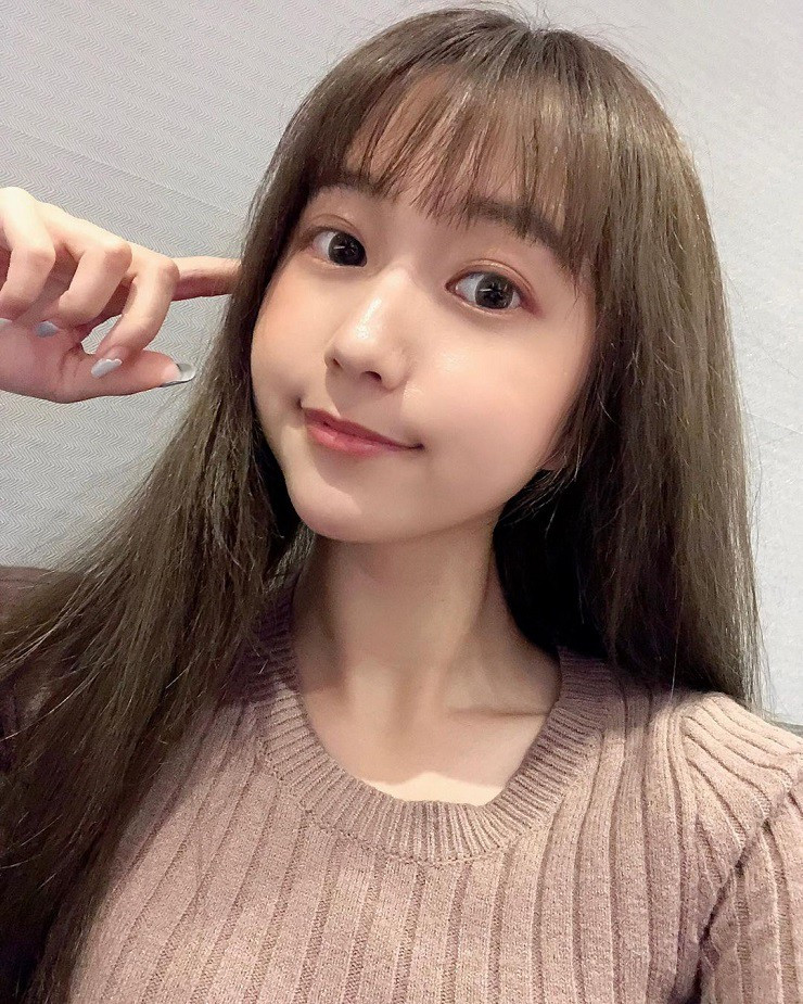 Trang cá nhân của Ân Ân thường xuyên đăng những bức ảnh đời thường, cô ăn mặc rất giản dị nhưng vẫn toát lên nét đẹp trong veo của tuổi đôi mươi.