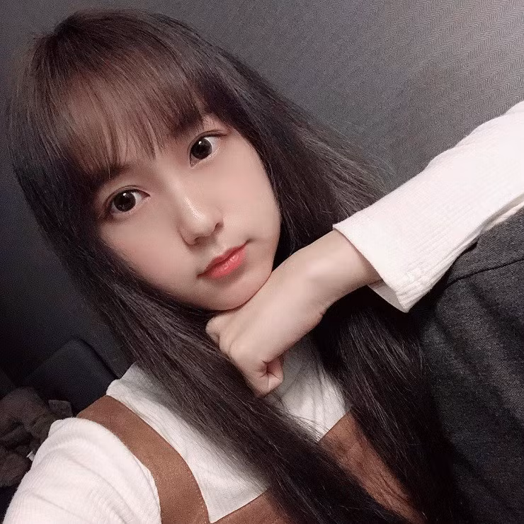 Khuôn mặt xinh xắn, làn da trắng ngần, dù không trang điểm nhiều nhưng nhan sắc của Ân Ân lập tức "hạ gục" người xem.