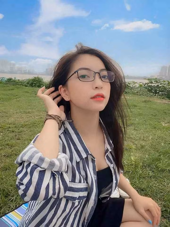 Tuy vậy, không quần là áo lượt như trên mạng nhưng phong độ nhan sắc của Nhật Lê không hề thay đổi. Cô vẫn được khen bởi làn da trắng trẻo, gương mặt dễ thương, tươi tắn.