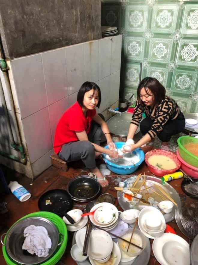 Cộng đồng mạng cũng từng thả tim rần rần hình ảnh đang ngồi rửa bát của "hot girl bóng đá" Hoàng Thị Loan.