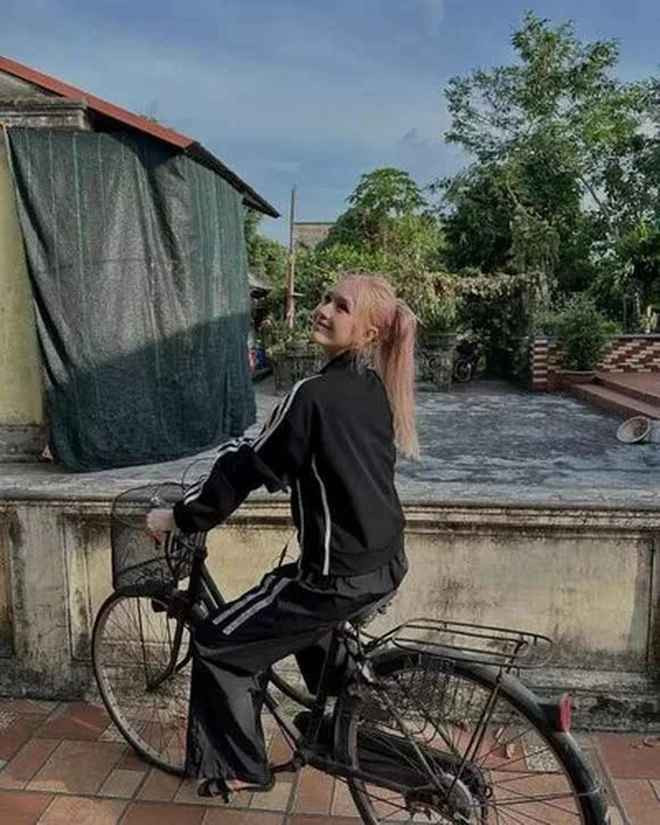 Ngồi trước một chậu bát lớn, nhiều người bình luận vẻ đẹp khi “lao động” của Xoài Non còn ấn tượng hơn bình thường.