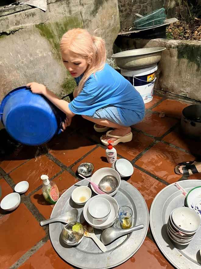 Dù ăn mặc đơn giản, không lung linh như đi sự kiện nhưng Xoài Non vẫn cực kỳ nổi bật. Không những vậy, cô nàng còn không ngại xắn tay áo vào rửa bát.