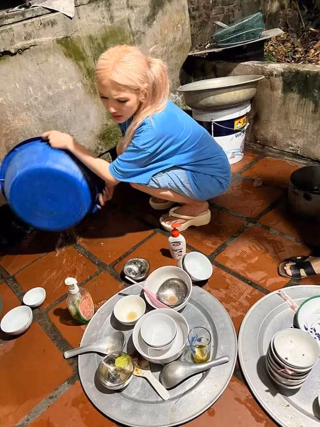 Dù ăn mặc đơn giản, không lung linh như đi sự kiện nhưng Xoài Non vẫn cực kỳ nổi bật. Không những vậy, cô nàng còn không ngại xắn tay áo vào rửa bát.