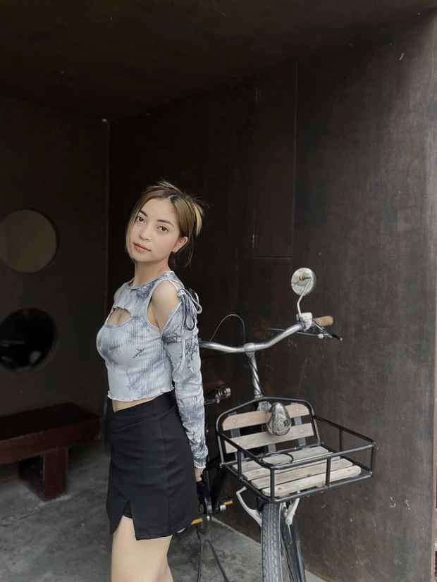 Trước đó, Nhật Lê - hot girl được nhiều bạn trẻ yêu thích cũng có khoảnh khắc khác biệt lúc ở nhà và khi ra đường.