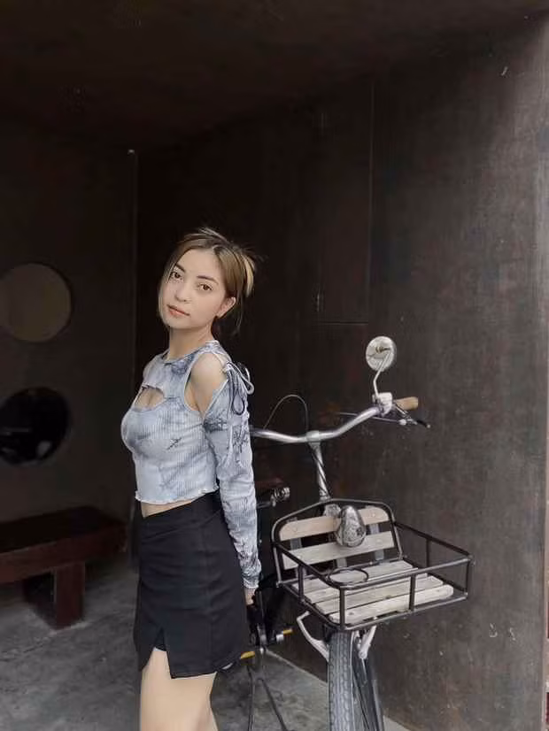 Trước đó, Nhật Lê - hot girl được nhiều bạn trẻ yêu thích cũng có khoảnh khắc khác biệt lúc ở nhà và khi ra đường.