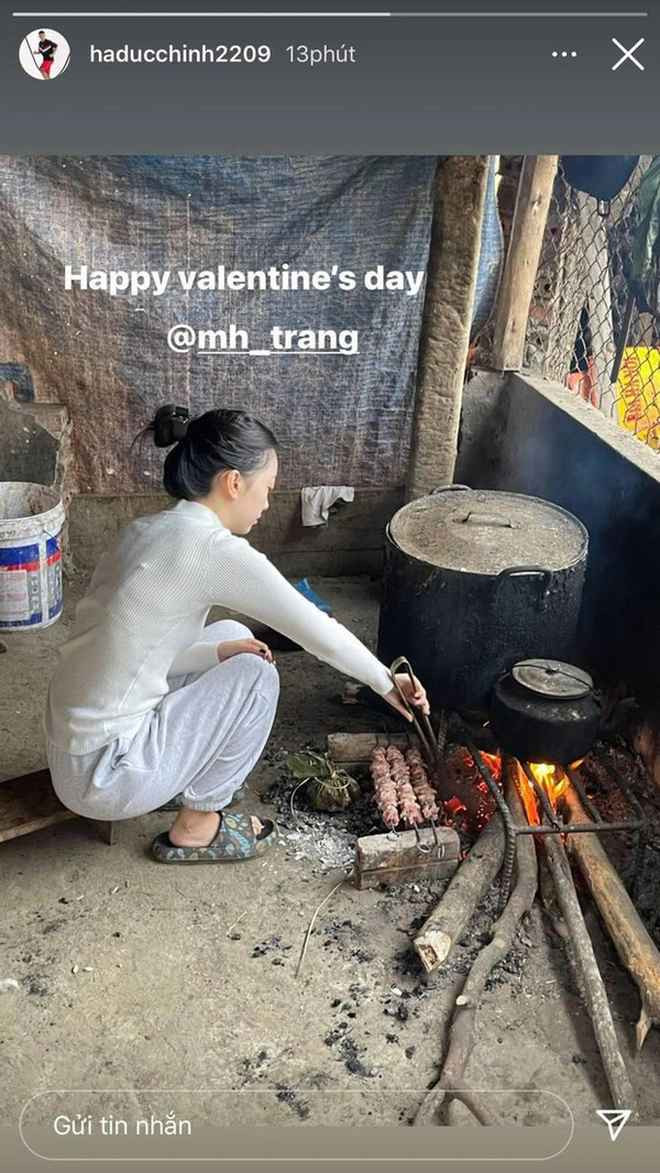 Khác hẳn với hình ảnh tự đăng trên MXH, Mai Hà Trang khi về quên ăn mặc đơn giản, xuề xòa vào bếp khiến dân tình yêu mến khen ngợi. Cô nàng không nề hà chuyện bếp núc, sẵn sàng vào bếp nướng thịt, chuẩn bị cơm cùng gia đình chồng.
