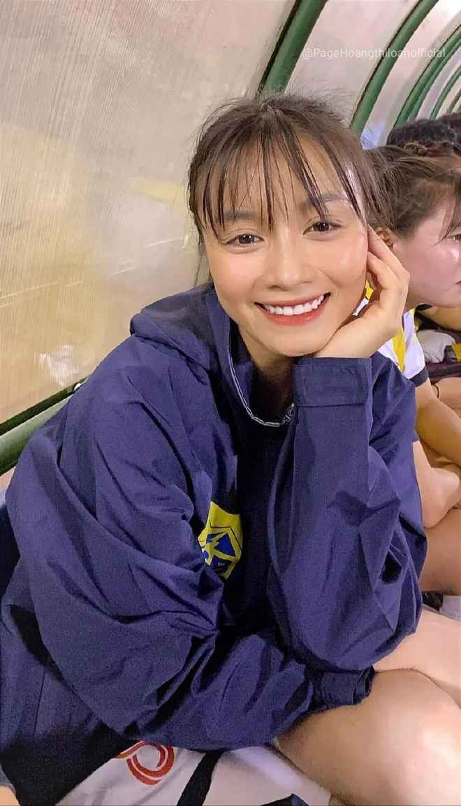 Hoàng Loan là một trong những cầu thủ được yêu thích nhất ở đội tuyển nữ Việt Nam. Bên cạnh tài năng chơi bóng, cô sở hữu vẻ ngoài xinh đẹp, thu hút.