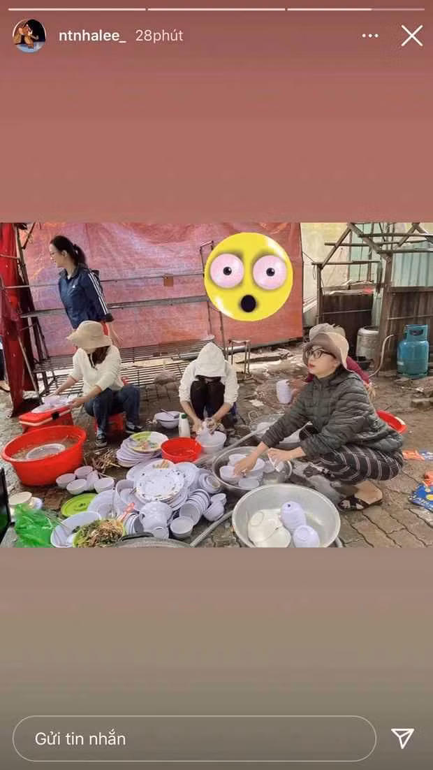 Khoe ảnh đang cùng mọi người rửa một núi bát đĩa, gái xinh chỉ mặc áo phao tối màu, đi dép lê, khác hẳn với vẻ ngoài lung linh trên Instagram.