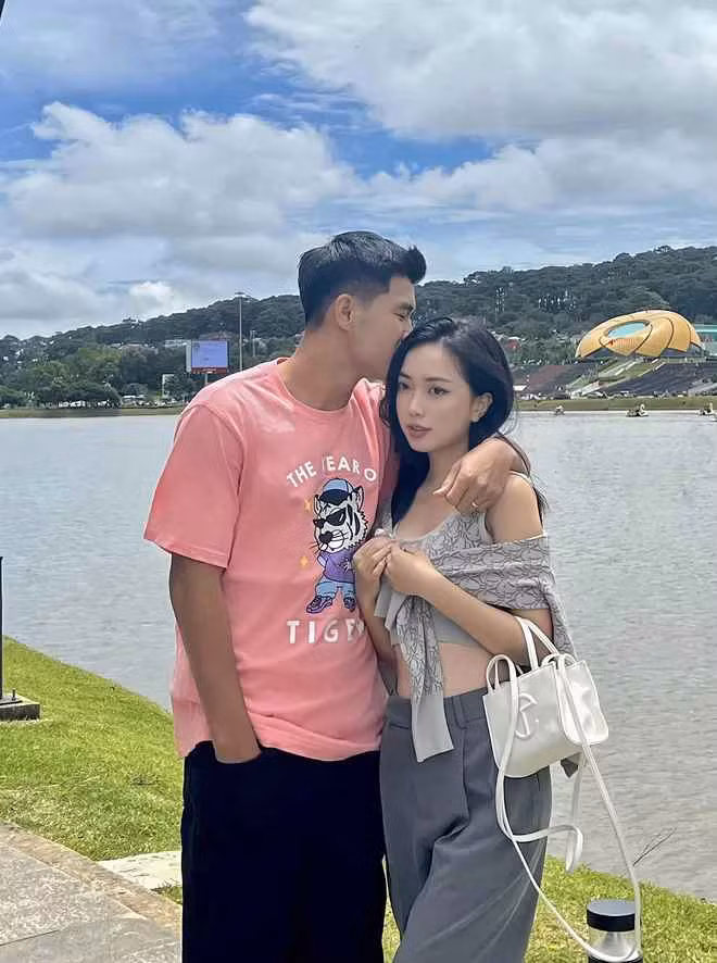 Mai Hà Trang - vợ cầu thủ Hà Đức Chinh cũng từng gây sốt với bức ảnh mặc váy cưới ngồi trước chồng bát đĩa.