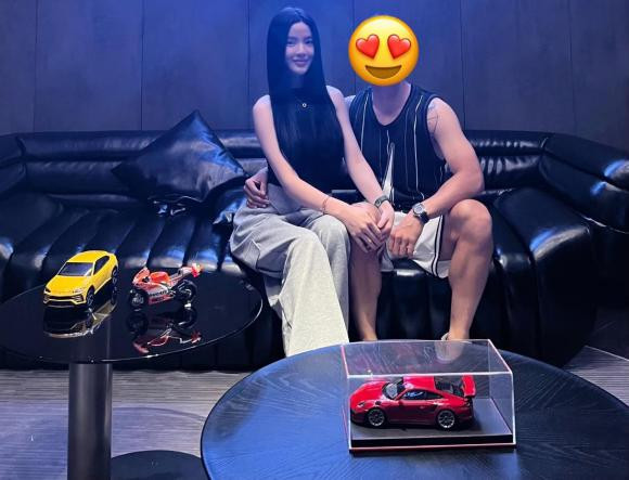 Chưa hết, bức ảnh bạn gái Quang Hải sánh đôi bên nam cầu thủ nhưng giấu mặt. Nhưng nhìn khung cảnh, quần áo, nhiều người đoán chàng trai trong ảnh chính là tiền vệ Nguyễn Quang Hải.