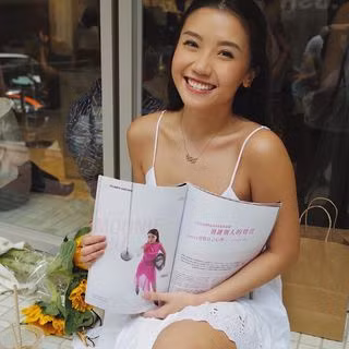 Moonie Chu có tính cách khá thoải mái, vui vẻ. Cô thường xuyên chăm chỉ nhắn tin động viên, tương tác với fans.