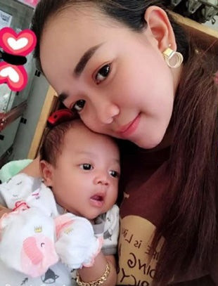 Dĩ nhiên, diện mạo cậu con trai đầu lòng của cặp đôi "đũa lệch" này cũng khiến dân mạng không khỏi tò mò. Ai nấy đều có chung thắc mắc không biết cậu bé sẽ giống ba hay giống mẹ.