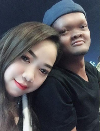 Trong khi chị Nong Kwan sở hữu sắc vóc "không phải dạng vừa", trông chẳng khác hotgirl thì "anh xã" Lae Joi lại hoàn toàn trái ngược.