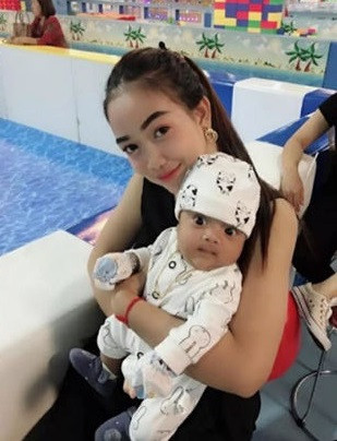 Nhiều người không khỏi bất ngờ khi cậu bé sở vẻ ngoài đáng yêu, kháu khỉnh. Đường nét khuôn mặt của bé là sự kết hợp của cả bố lẫn mẹ.