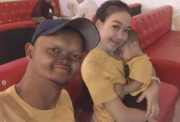 Sự chào đời của cậu bé khiến tình cảm của cặp đôi đũa lệch đình đám mạng xã hội thêm phần gắn kết. Nhìn những bức ảnh một nhà ba người nói cười vui vẻ, ai nấy đều cảm nhận được năng lượng tích cực mà họ muốn truyền tải.