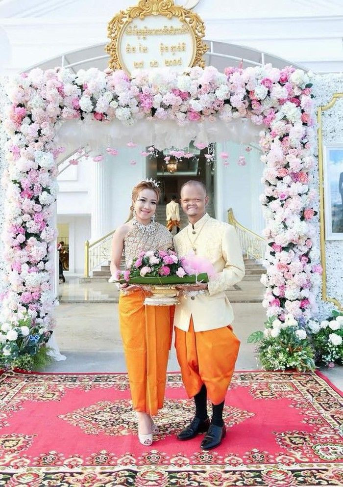 Năm 2018, loạt ảnh cưới của Lae Joi và Nong Kwan trở thành đề tài bàn tán khắp cõi mạng. Nguyên nhân không gì khác ngoài sự chênh lệch nhan sắc quá lớn giữa cô dâu và chú rể.