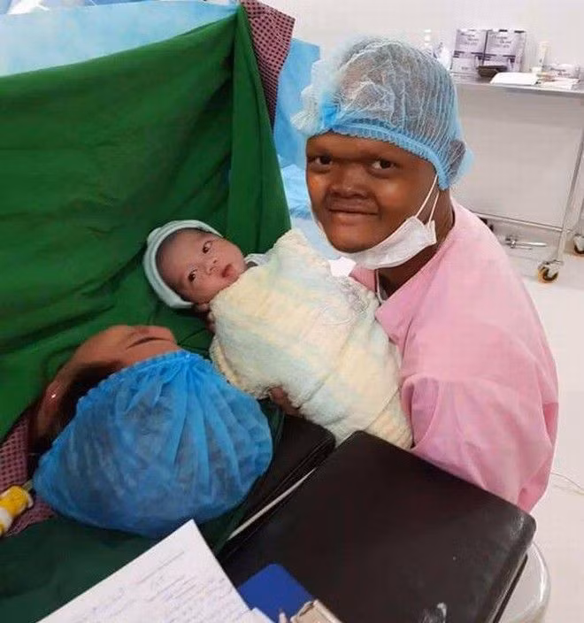 Trước tình huống ấy, vợ chồng Lae Joi lại không quá quan tâm. Họ bỏ ngoài tai những nhận xét không thiện chí, chuyên tâm xây dựng hạnh phúc gia đình.