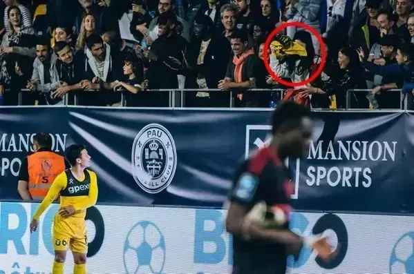 Quang Hải còn ném áo thi đấu tặng nàng sau khi ghi bàn thắng cho CLB.