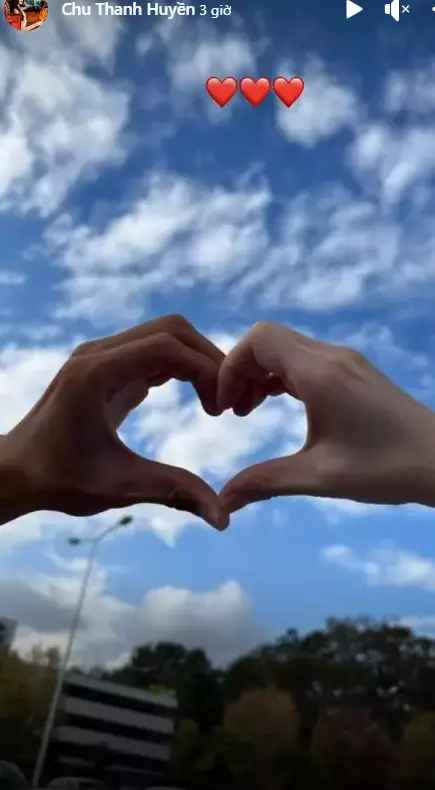 Trong ảnh, Chu Thanh Huyền được bạn trai ôm eo. Dù che mặt nhưng dựa vào vóc dáng cùng phong cách thời trang, dân mạng chắc chắn đó là Quang Hải.