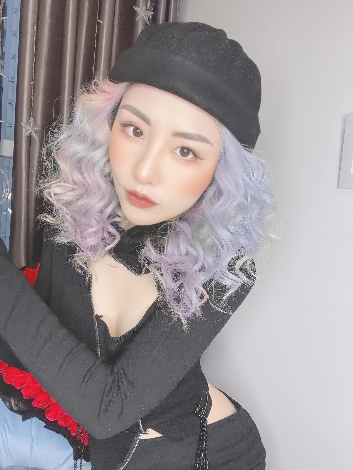 Chỉ "dăm bữa nửa thắng", các fan của Du Uyên lại thấy cô nàng đổi màu tóc mới và màu nào cũng để lại ấn tượng vô cùng đặc biệt.