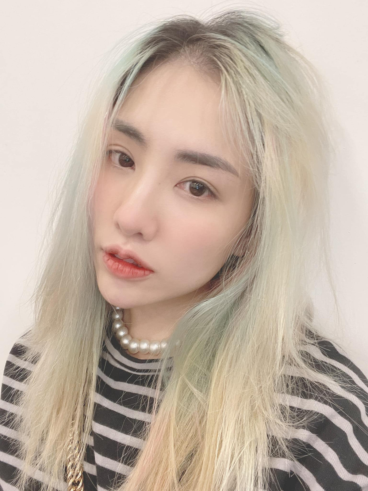 Sau khi dòng trạng thái của Du Uyên lên sóng, netizen ngay lập tức vào đồn đoán, cho rằng sau khi chia tay Đạt G, cô nàng cũng tìm được chân ái mới của đời mình.