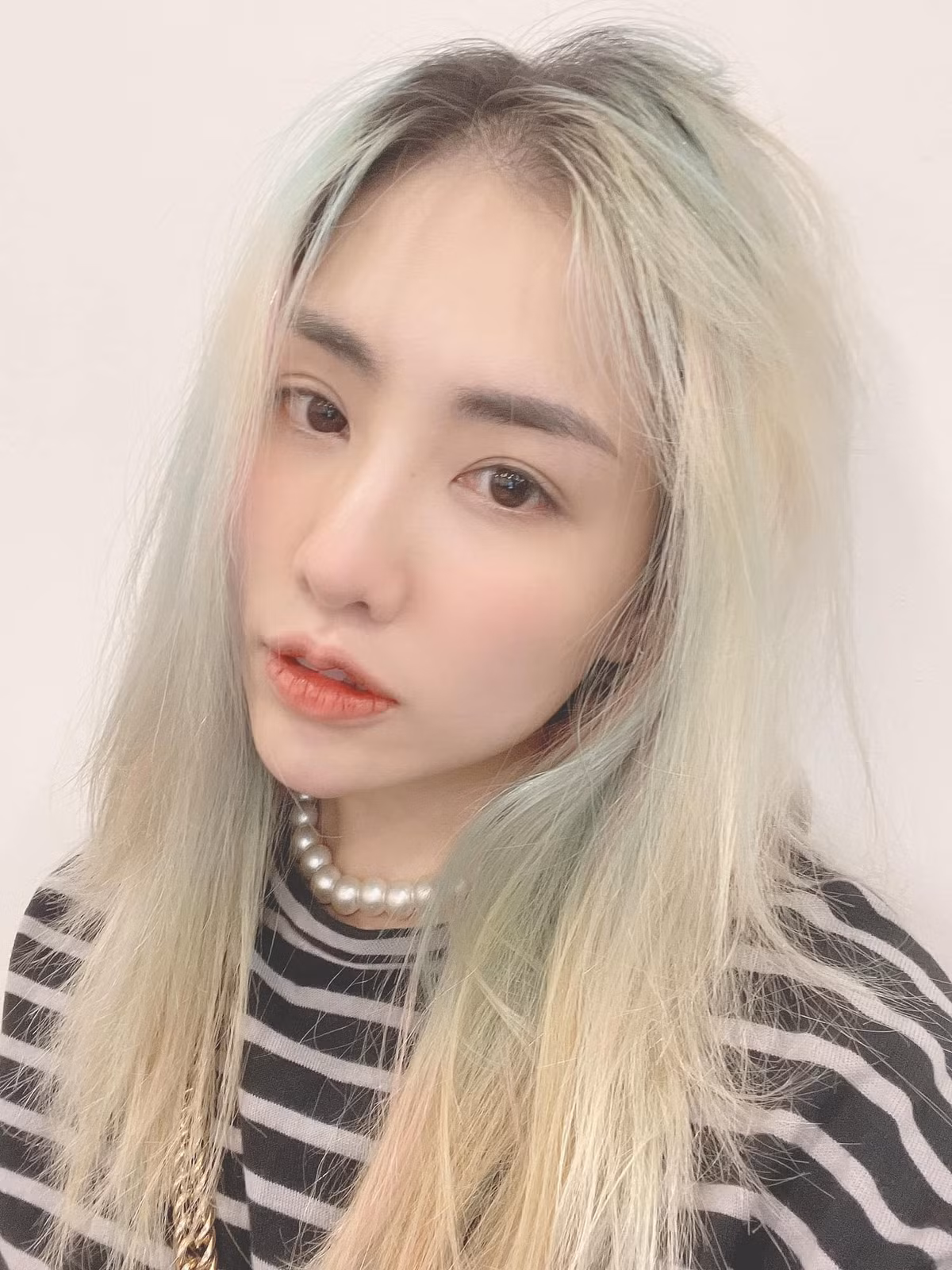 Sau khi dòng trạng thái của Du Uyên lên sóng, netizen ngay lập tức vào đồn đoán, cho rằng sau khi chia tay Đạt G, cô nàng cũng tìm được chân ái mới của đời mình.