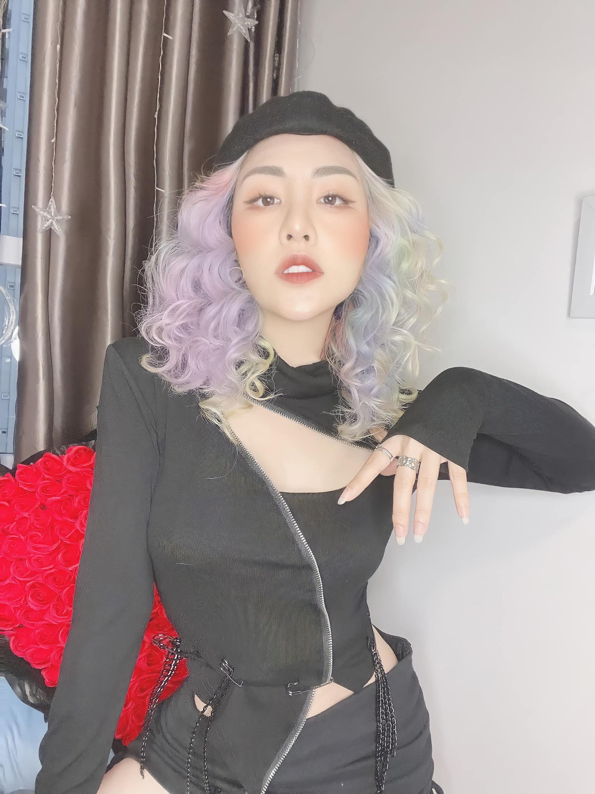 Không chỉ có vóc dáng ngày càng thăng hạng, màu tóc của Du Uyên cũng khiến netizen phải thích thú.