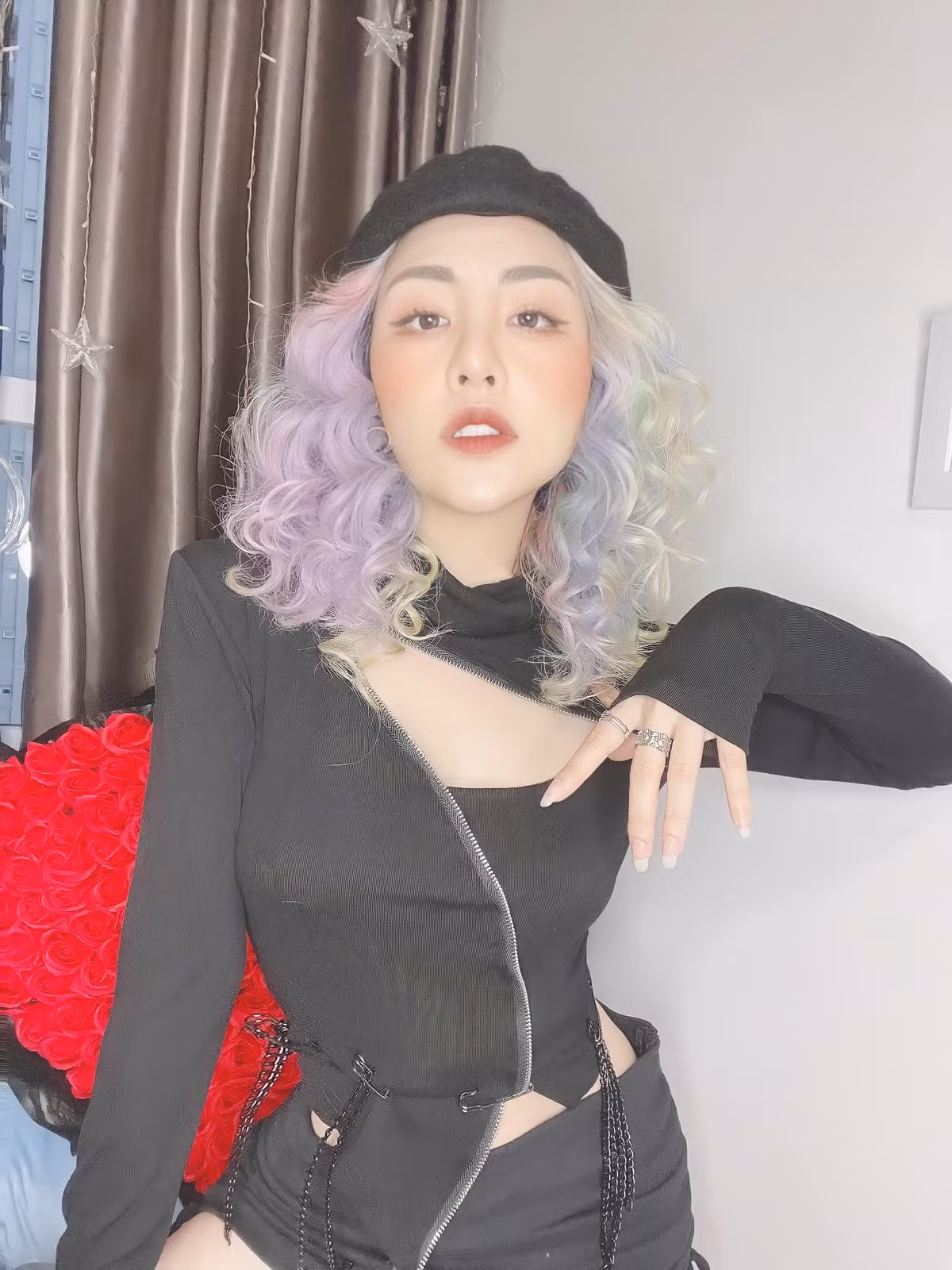 Không chỉ có vóc dáng ngày càng thăng hạng, màu tóc của Du Uyên cũng khiến netizen phải thích thú.