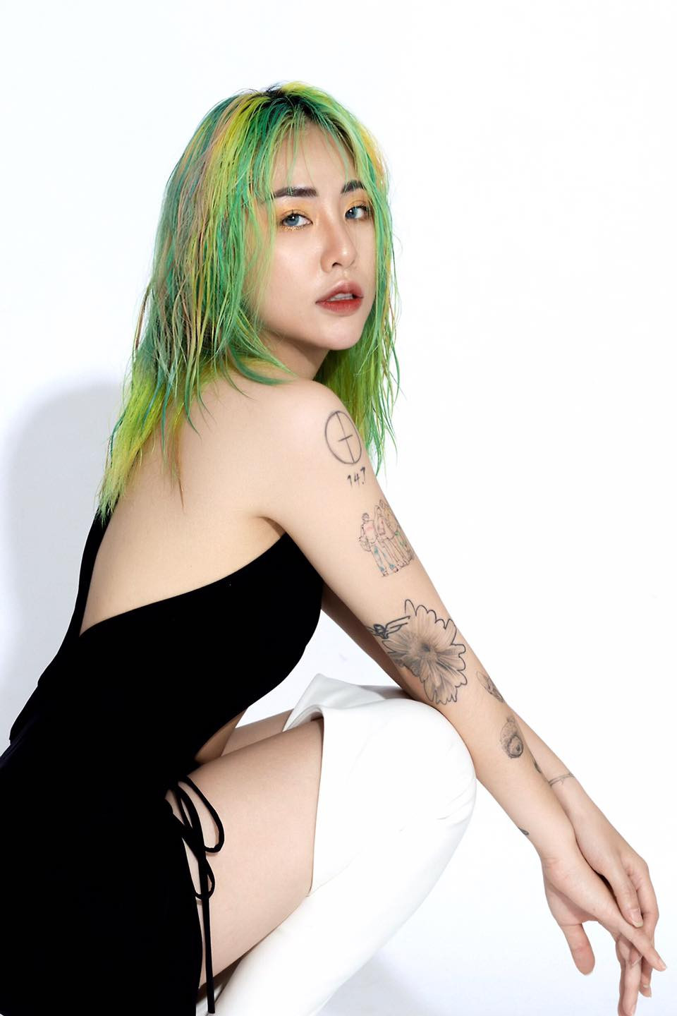 Thậm chí nhiều người còn phải bình luận rằng: "Du Uyên khoe những thứ cần khoe và đẹp lên trông thấy kể từ sau khi chia tay Đạt G. Chuẩn cho câu nói "con gái đẹp nhất khi độc thân"".