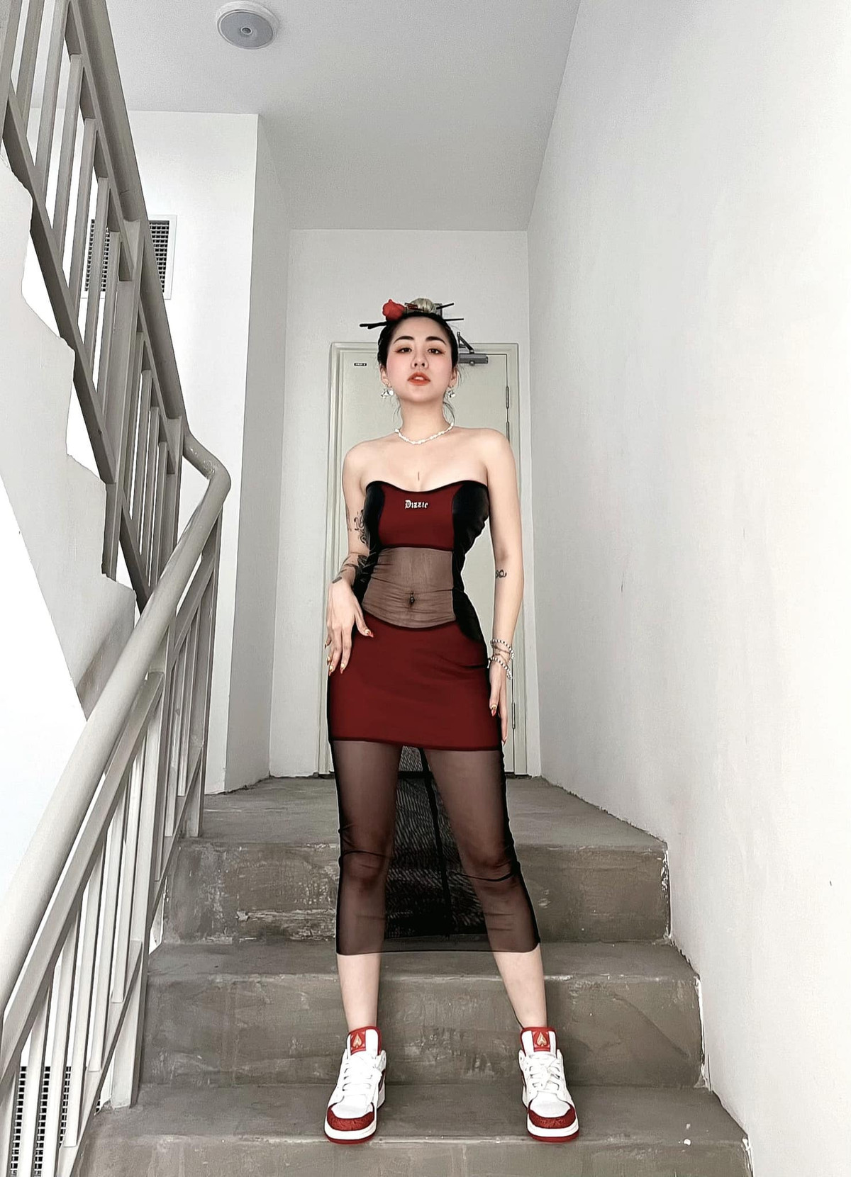 Điển hình như mới đây, trên trang cá nhân Du Uyên đã khoe những bức ảnh ở cầu thang. Cô nàng diện chiếc váy vô cùng độc đáo khi khoe những đường cong vàng và đậm chất cá tính.