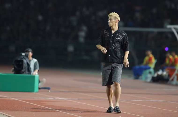 Bên cạnh đó, chiếc áo Cabana rơi vào khoảng 230 USD. Như vậy, tổng giá của bộ đồ trên đã lên đến 1.460 USD (gần 35 triệu đồng).