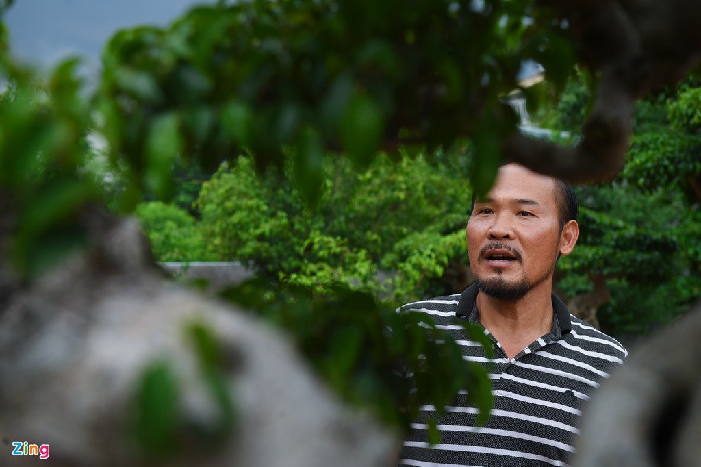 Để có được nguồn cây quý, anh phải lặn lội đi rất nhiều nơi. Nhiều khi hết tiền, anh phải vay ngân hàng để nhập phôi. Với cây cảnh, anh coi đó là tác phẩm của mình nên anh tự làm hết các công đoạn quan trọng như cắt tỉa, chế tác. Anh chỉ thuê người làm các công việc đơn giản như trông nom hay phun thuốc.