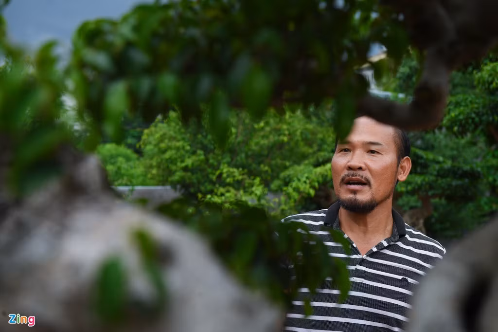 Để có được nguồn cây quý, anh phải lặn lội đi rất nhiều nơi. Nhiều khi hết tiền, anh phải vay ngân hàng để nhập phôi. Với cây cảnh, anh coi đó là tác phẩm của mình nên anh tự làm hết các công đoạn quan trọng như cắt tỉa, chế tác. Anh chỉ thuê người làm các công việc đơn giản như trông nom hay phun thuốc.
