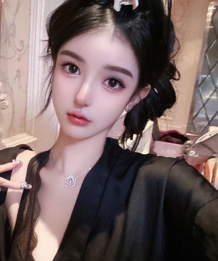 Cuộc sống của cô là điều mà mọi cô gái đều ao ước, vừa giàu vừa đẹp lại có bạn trai là một thiếu gia cực kỳ chiều chuộng.