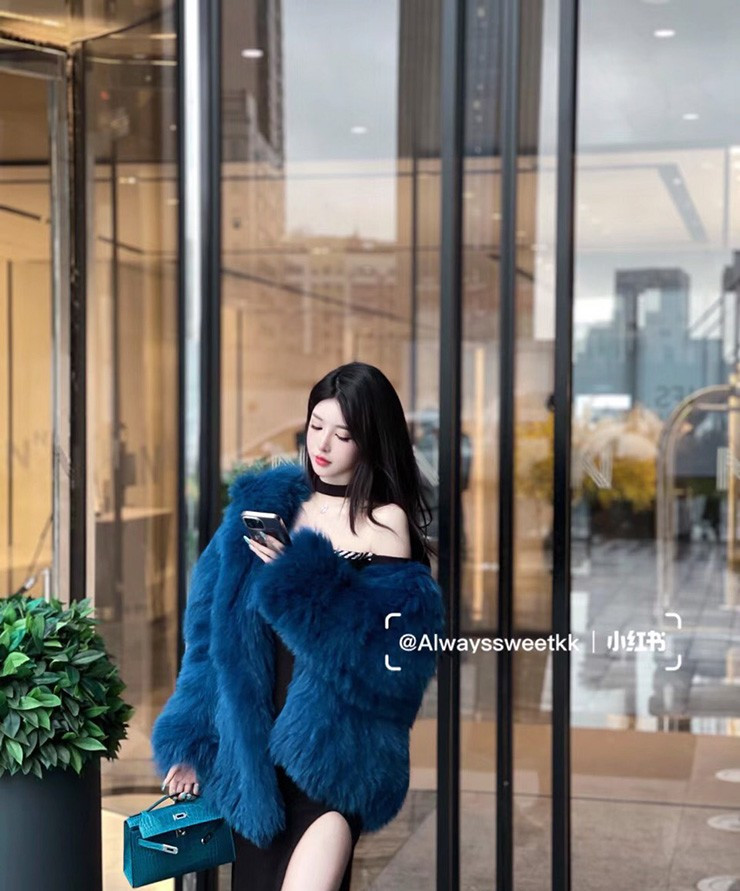 Nàng hot girl Trung Quốc có vô số túi hiệu, giày hiệu, mỗi bức ảnh đăng trên mạng đều toát ra "mùi tiền".