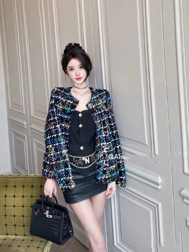 Thẩm Tân Quân thường xuyên đăng tải những bức ảnh du lịch khắp nơi và các buổi tiệc sang trọng.