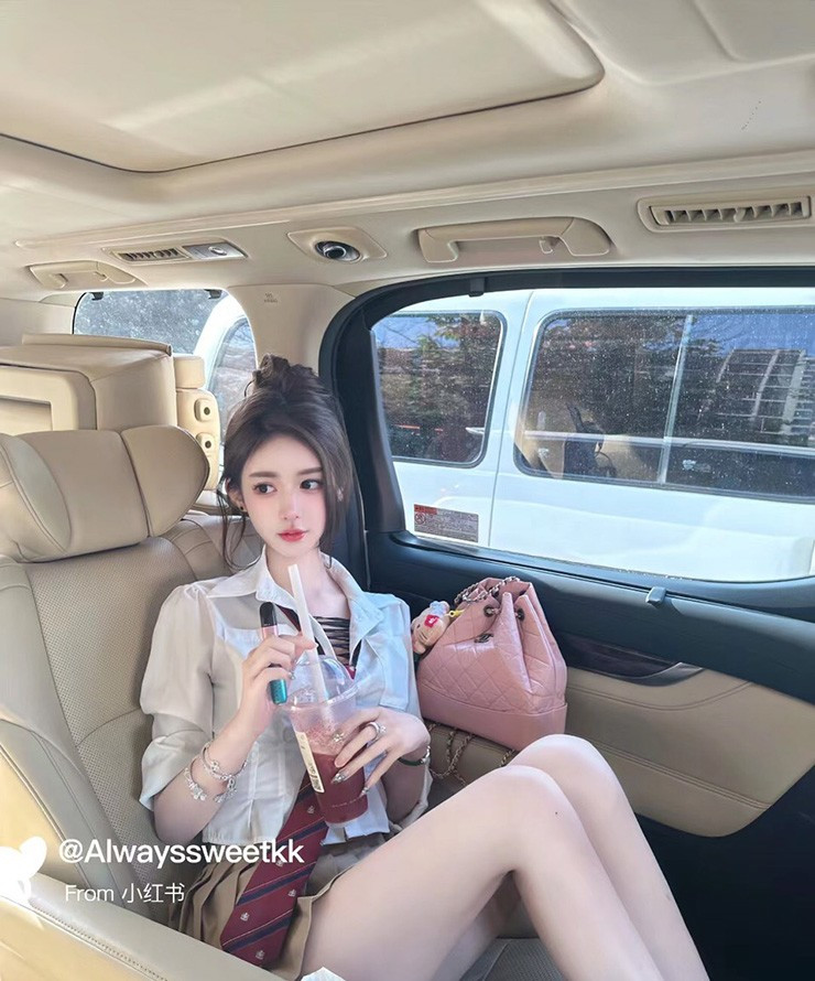 Tất cả những yếu tố này khiến cô khiến không ít cô gái phải ghen tị.