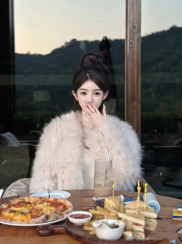 Thẩm Tân Quân thường xuyên diện những bộ cánh đắt tiền, check-in tại những nhà hàng sang trọng.