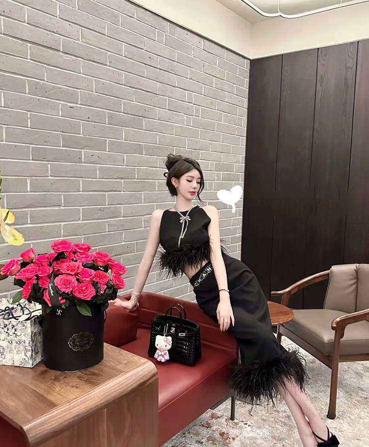 Nhờ ngoại hình, thỉnh thoảng cô cũng làm người mẫu ảnh.