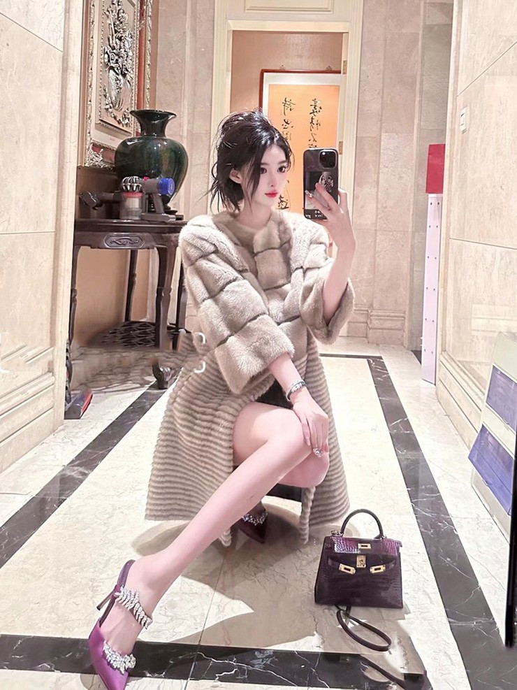 Điều đáng chú ý nhất là Thẩm Tân Quân sở hữu vẻ đẹp ngọt ngào, trong sáng, khiến ai lần đầu nhìn thấy cũng phải say đắm.