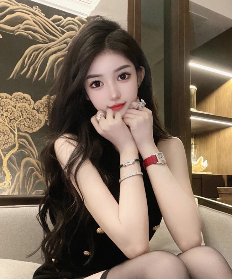 Gái xinh xứ Trung đăng ảnh nào cũng "toát ra mùi tiền" là ai? Gai xinh xu Trung dang anh nao cung