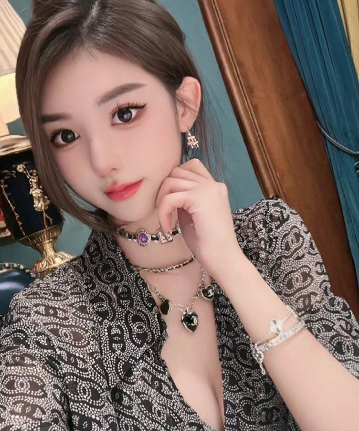 Cô nàng hot girl Trung Quốc sở hữu vóc dáng cao ráo, da trắng mịn, phong cách thời trang trẻ trung, gương mặt trang điểm xinh đẹp như búp bê.