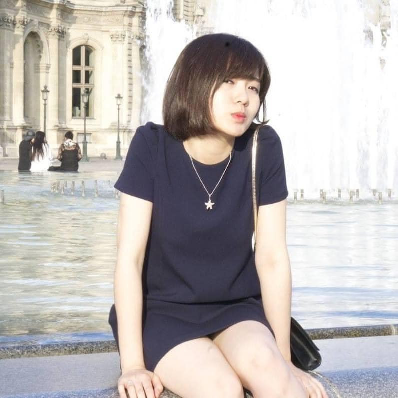 Không chỉ trong lĩnh vực bóng đá, Nguyễn Tú Linh cũng gây chú ý trong nhiều lĩnh vực khác. Cựu nữ sinh Ngoại thương này không chỉ hiểu rõ về "Quỷ đỏ" mà còn rất giỏi trong việc phân tích và nhận định các trận đấu.