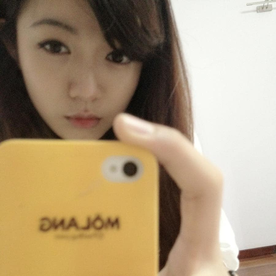 Không chỉ xinh đẹp, có thành tích học tập tốt, Linh còn là hình mẫu cô gái hiện đại rất tuyệt vời. Cô nàng năng động, yêu du lịch và luôn để lại ấn tượng với người đối diện qua cái nhìn đầu tiên với nụ cười tỏa nắng.