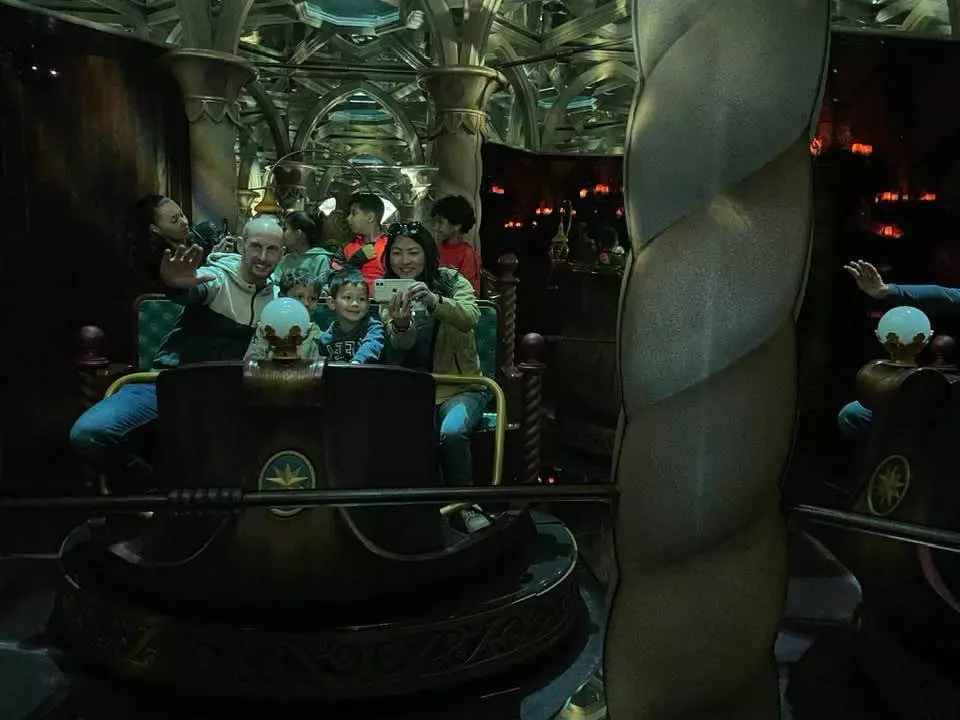 Đồng hành cùng 3 mẹ con còn có bạn gái mới của hiện tượng mạng một thời này là anh Wim Francois.